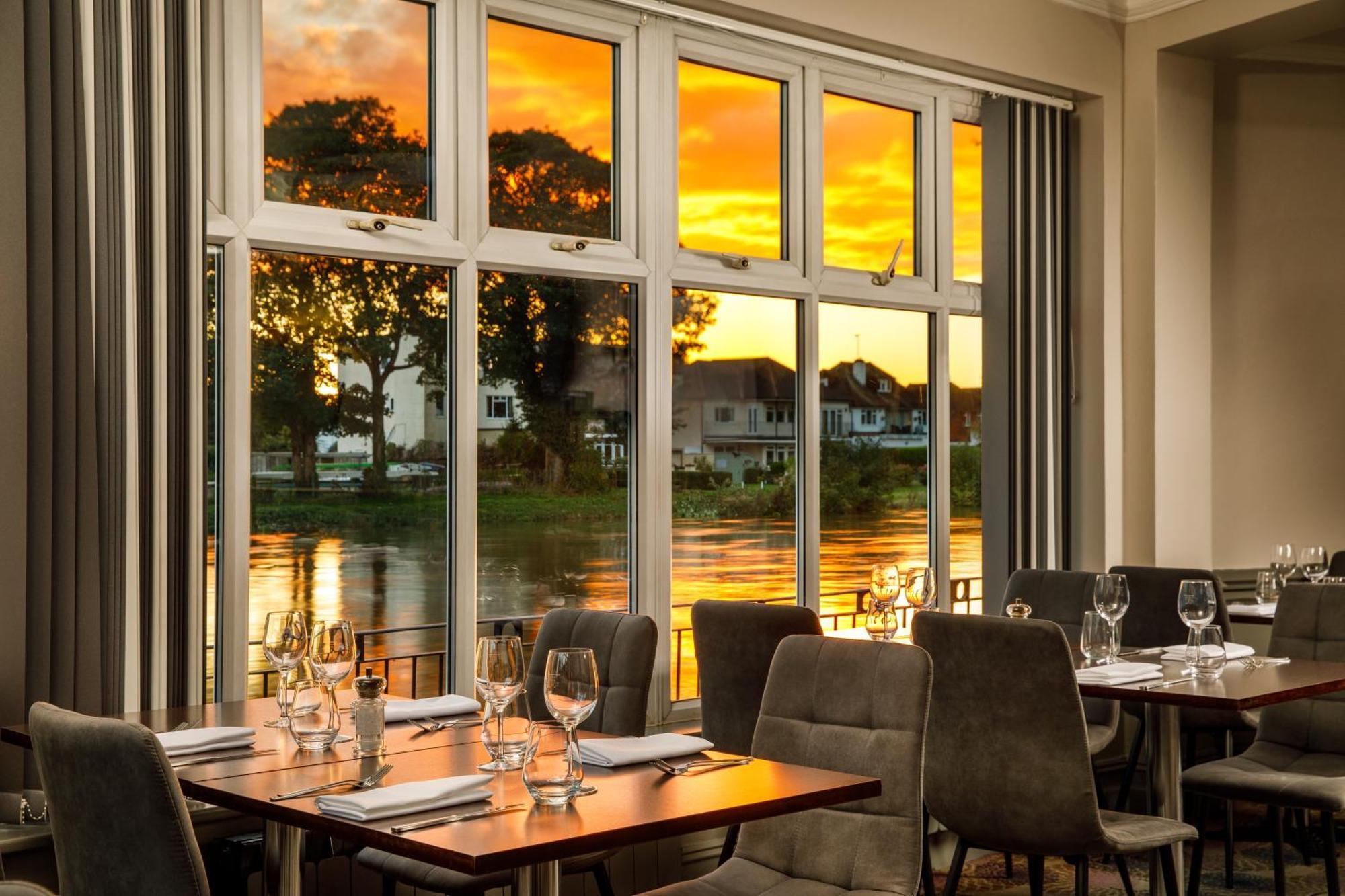 Sunday London Staines-Upon-Thames Heathrow T5 Hotell Eksteriør bilde
