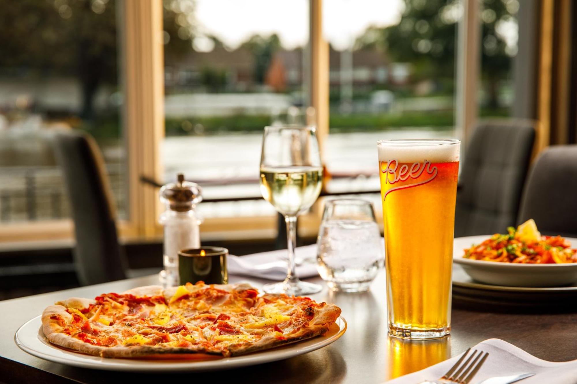 Sunday London Staines-Upon-Thames Heathrow T5 Hotell Eksteriør bilde