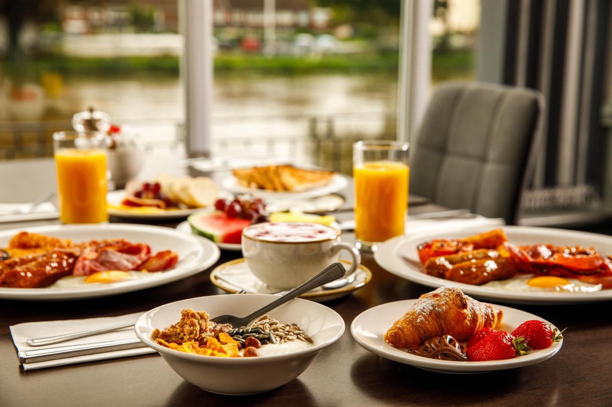 Sunday London Staines-Upon-Thames Heathrow T5 Hotell Eksteriør bilde