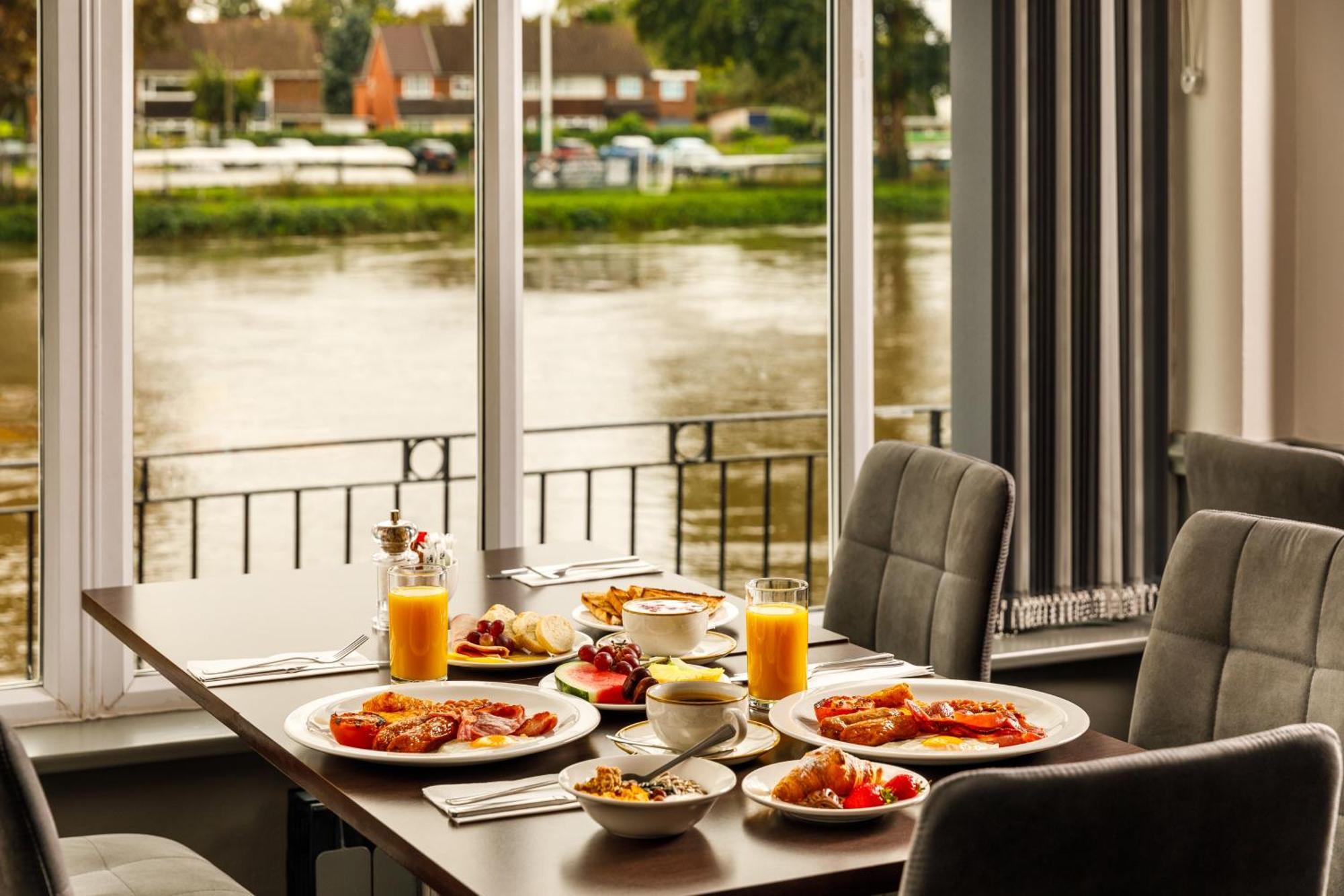 Sunday London Staines-Upon-Thames Heathrow T5 Hotell Eksteriør bilde