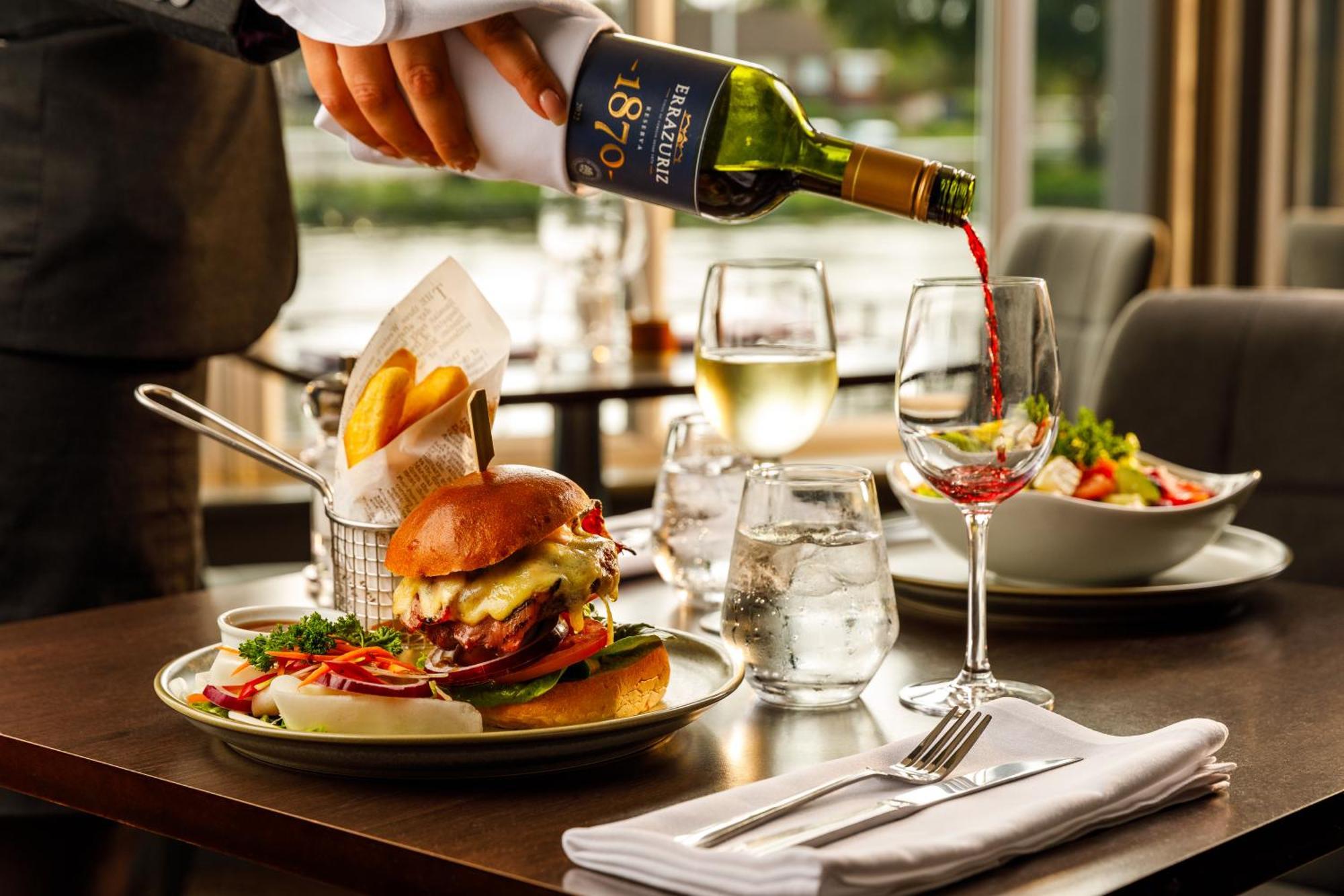 Sunday London Staines-Upon-Thames Heathrow T5 Hotell Eksteriør bilde