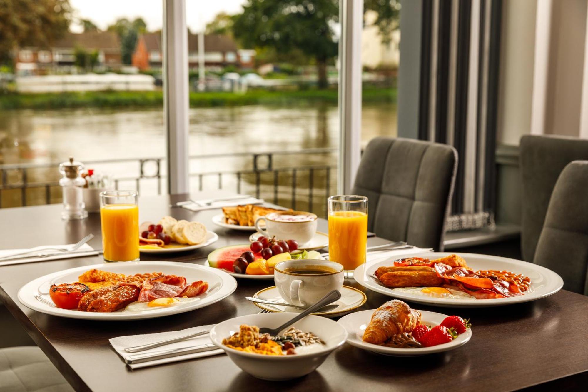 Sunday London Staines-Upon-Thames Heathrow T5 Hotell Eksteriør bilde