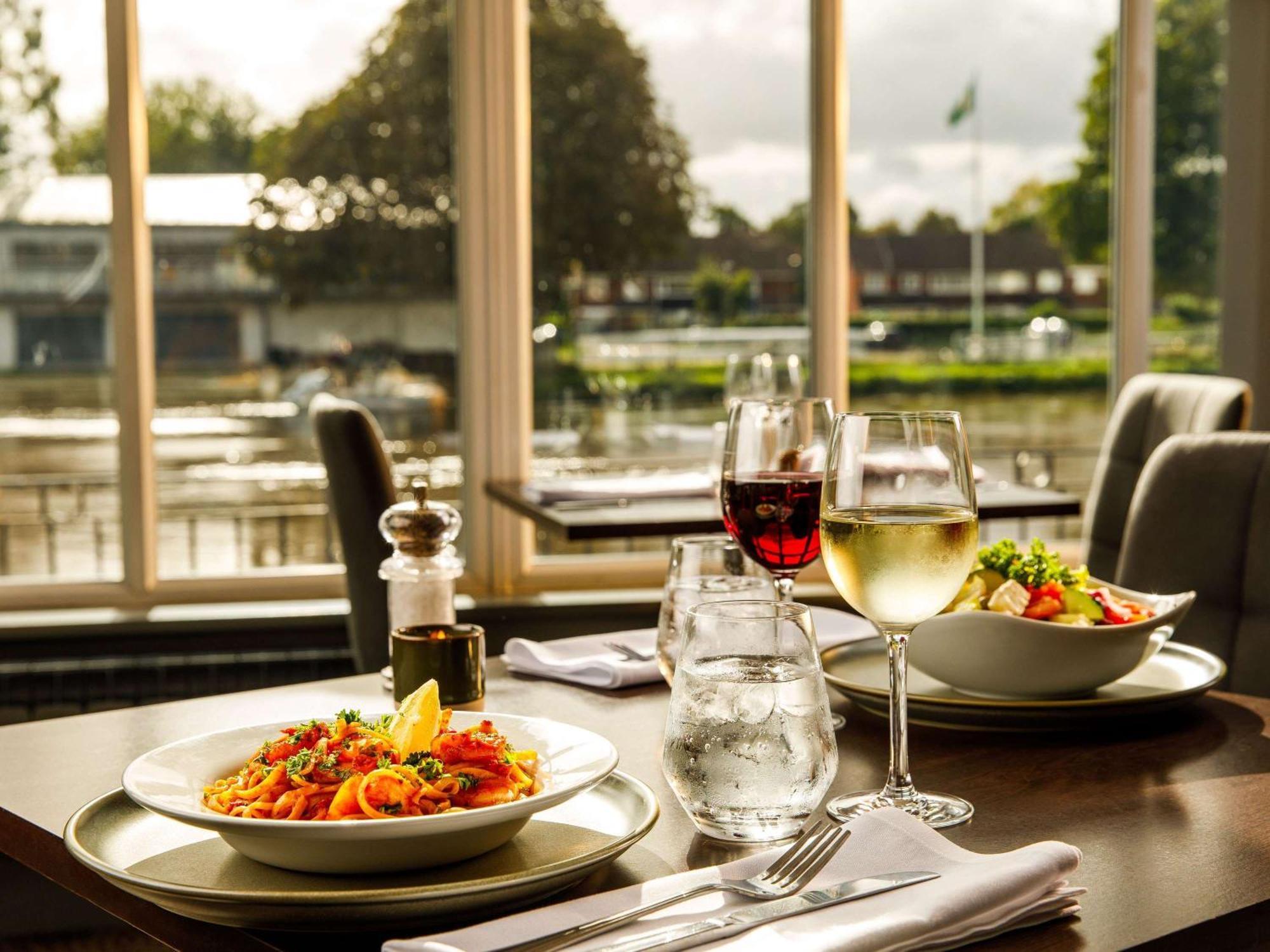 Sunday London Staines-Upon-Thames Heathrow T5 Hotell Eksteriør bilde
