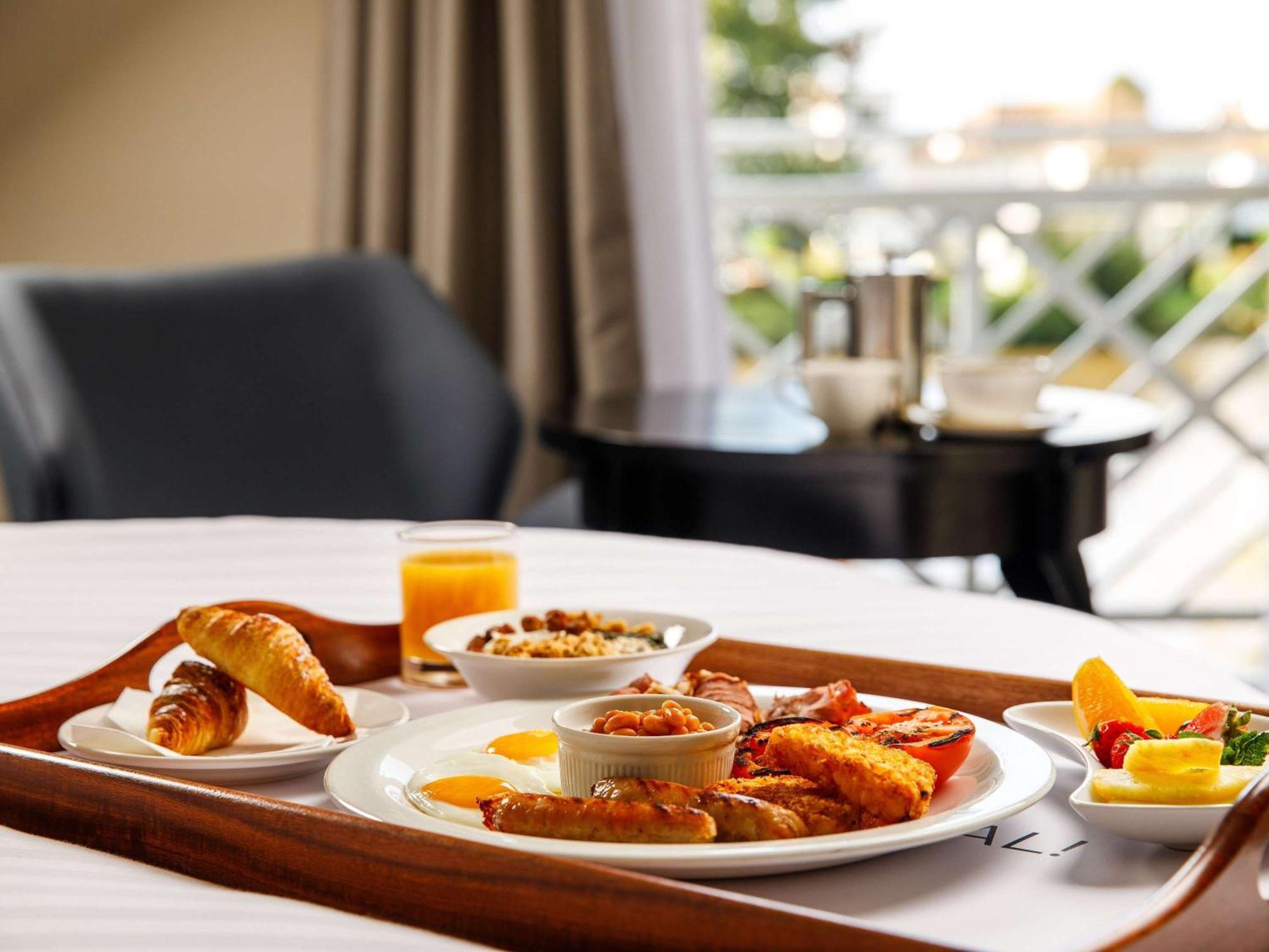 Sunday London Staines-Upon-Thames Heathrow T5 Hotell Eksteriør bilde