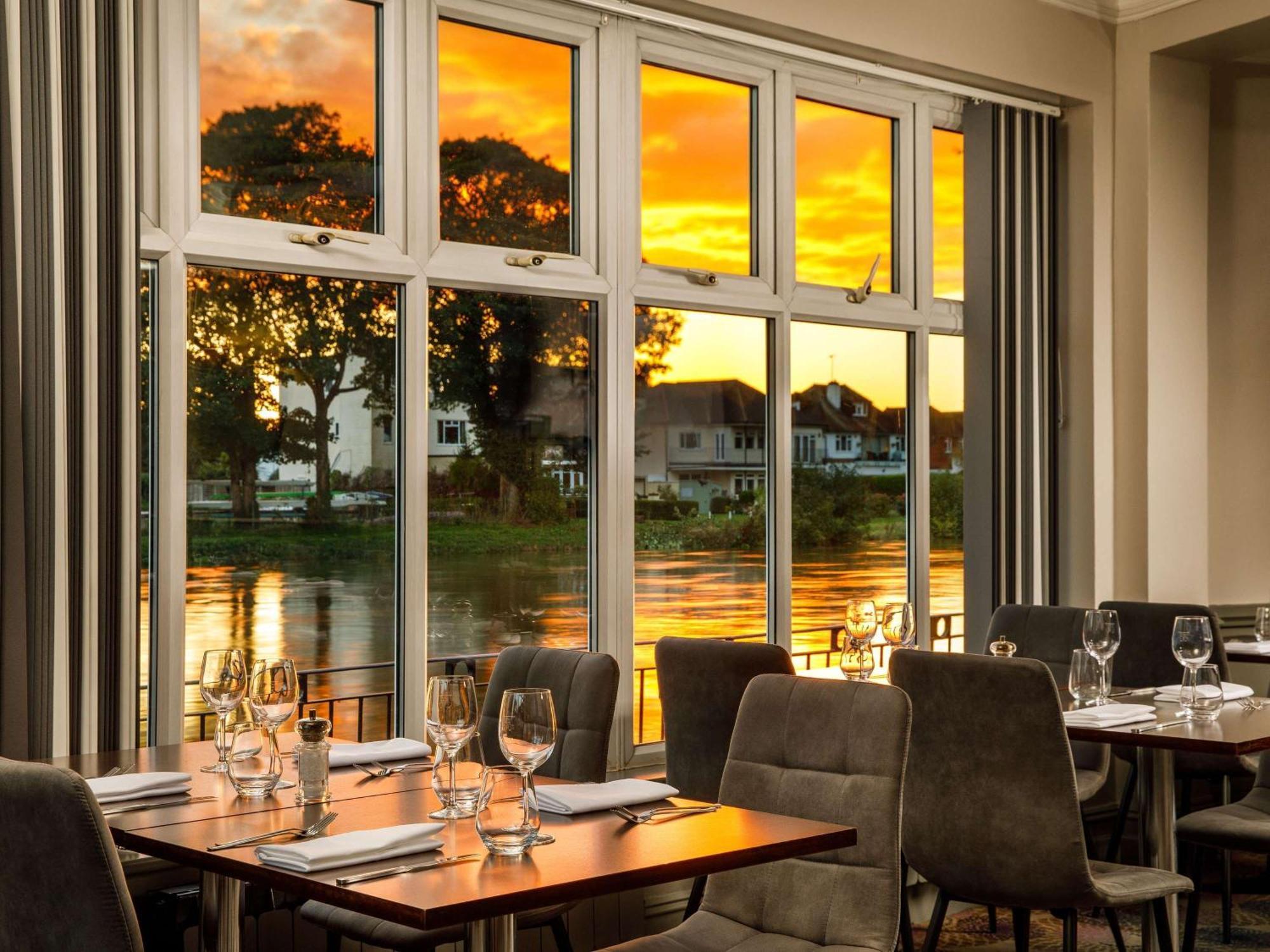 Sunday London Staines-Upon-Thames Heathrow T5 Hotell Eksteriør bilde