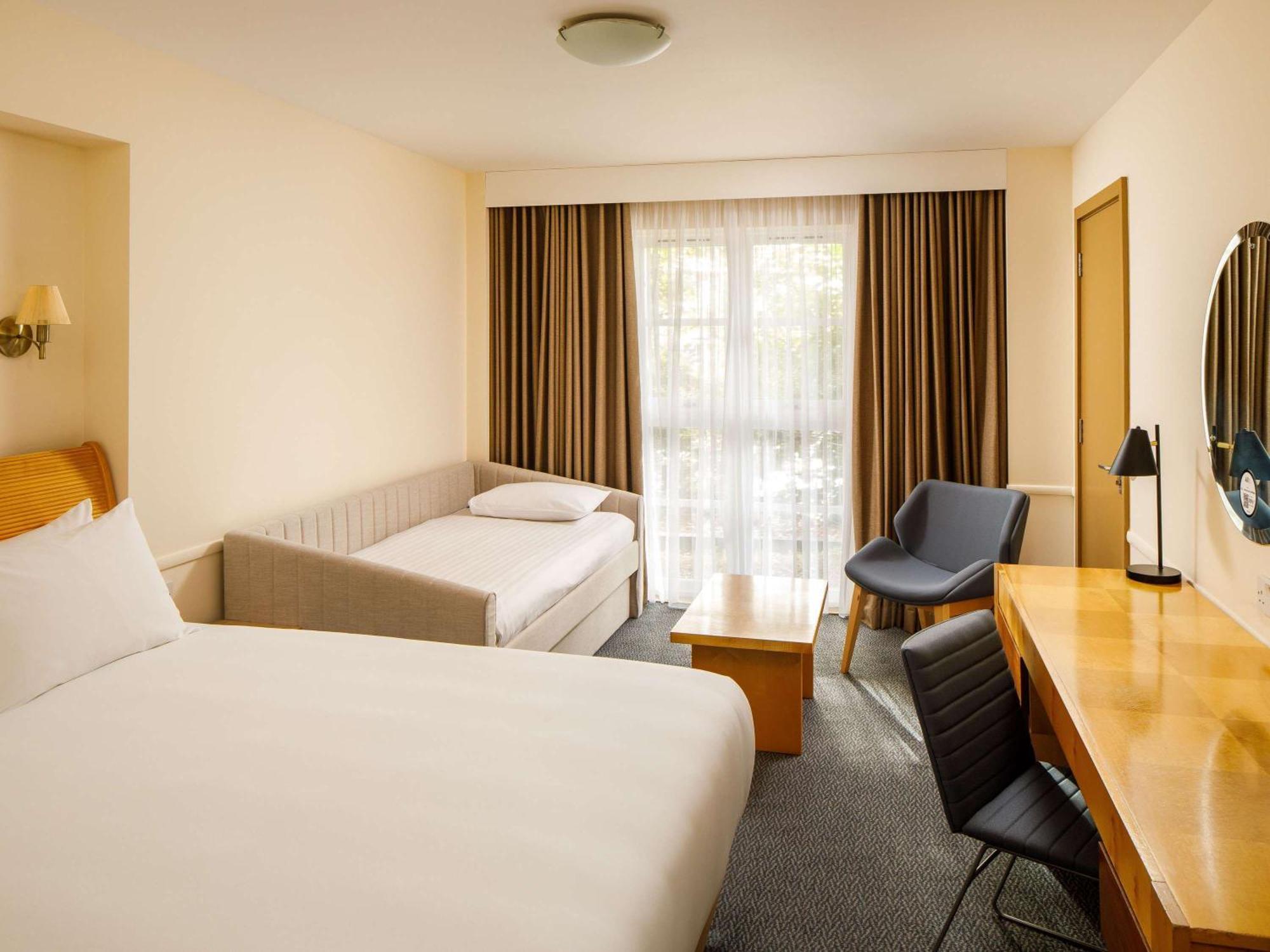 Sunday London Staines-Upon-Thames Heathrow T5 Hotell Eksteriør bilde