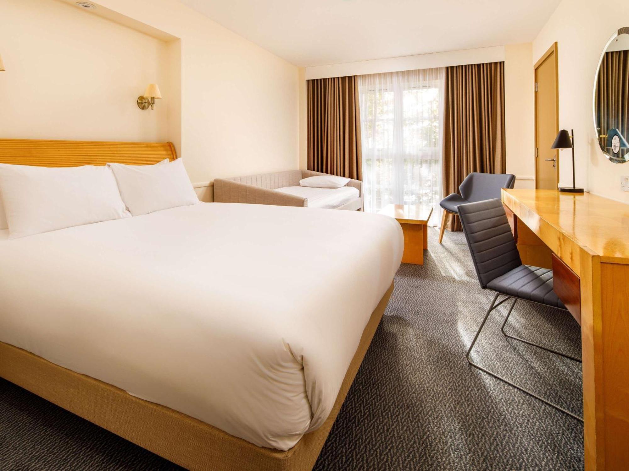Sunday London Staines-Upon-Thames Heathrow T5 Hotell Eksteriør bilde
