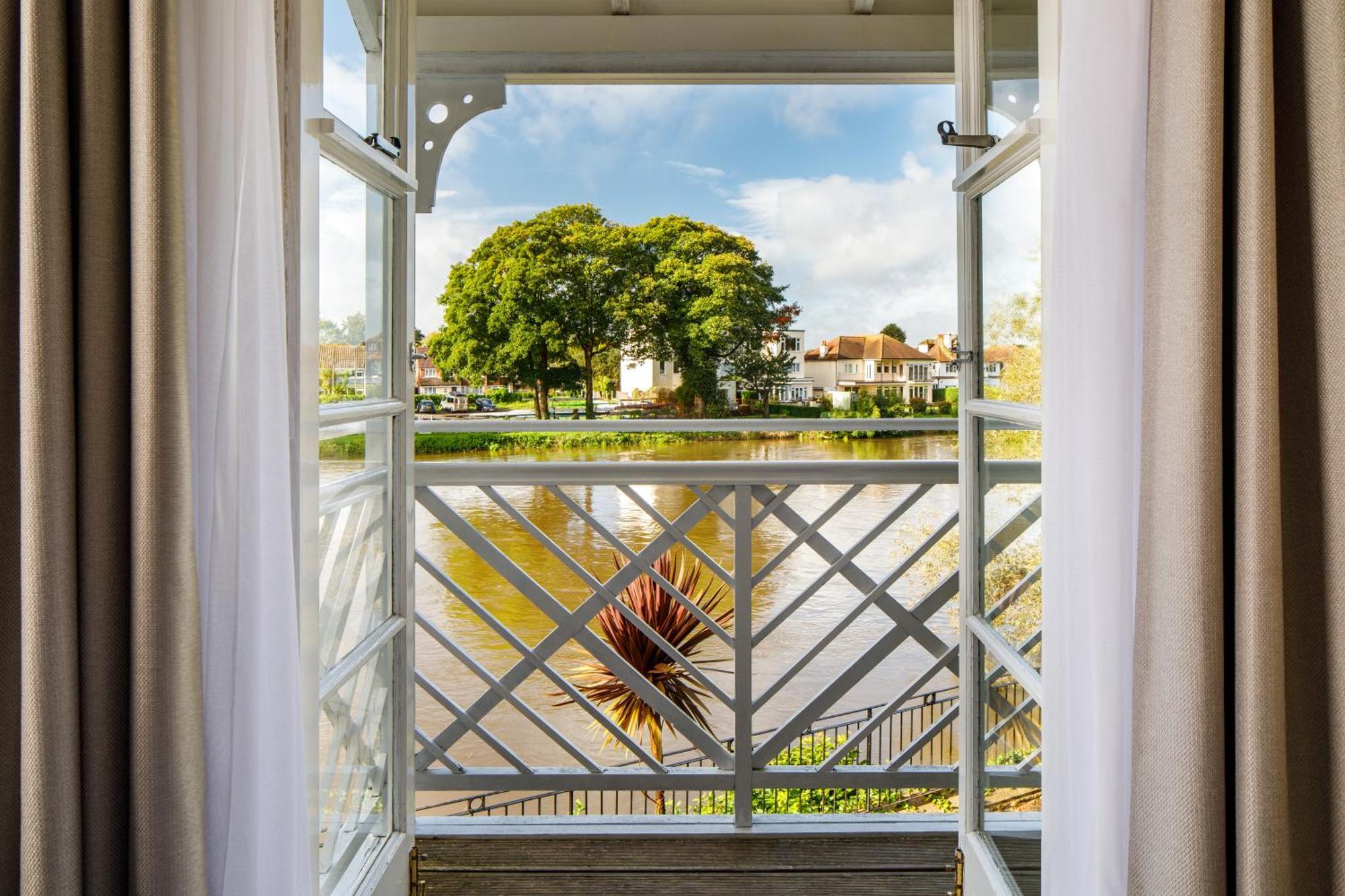 Sunday London Staines-Upon-Thames Heathrow T5 Hotell Eksteriør bilde