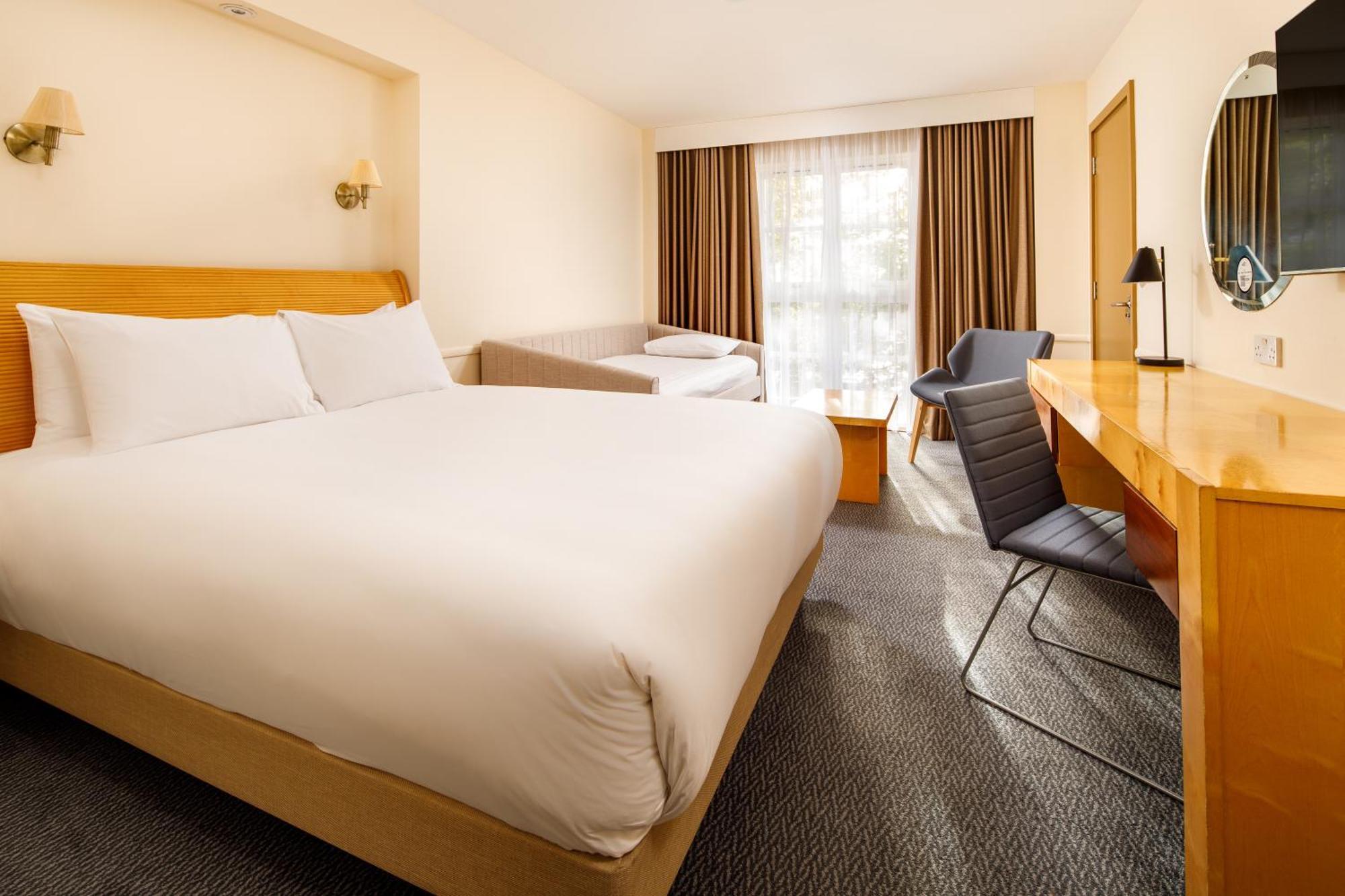 Sunday London Staines-Upon-Thames Heathrow T5 Hotell Eksteriør bilde